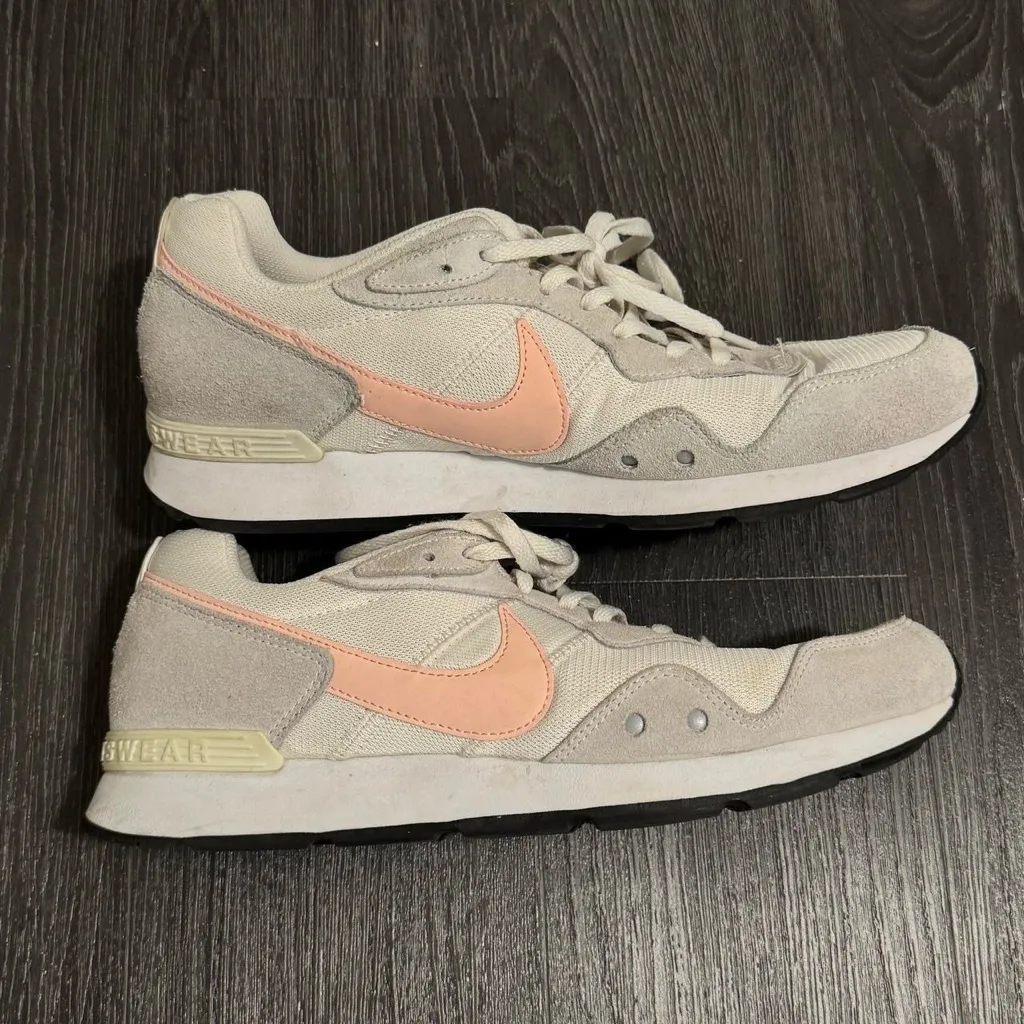 Nike Venture Runner Women’s Shoes 
VTG 80s 90s Running Off White Coral - Image 3