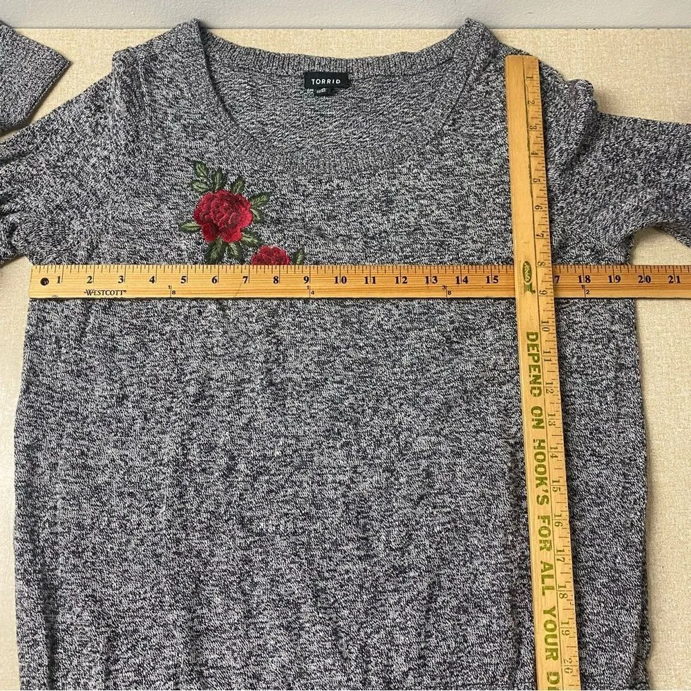 TORRID Sz 0 Gray Pullover Long Sleeve Embroidered Roses Sweater - Image 8