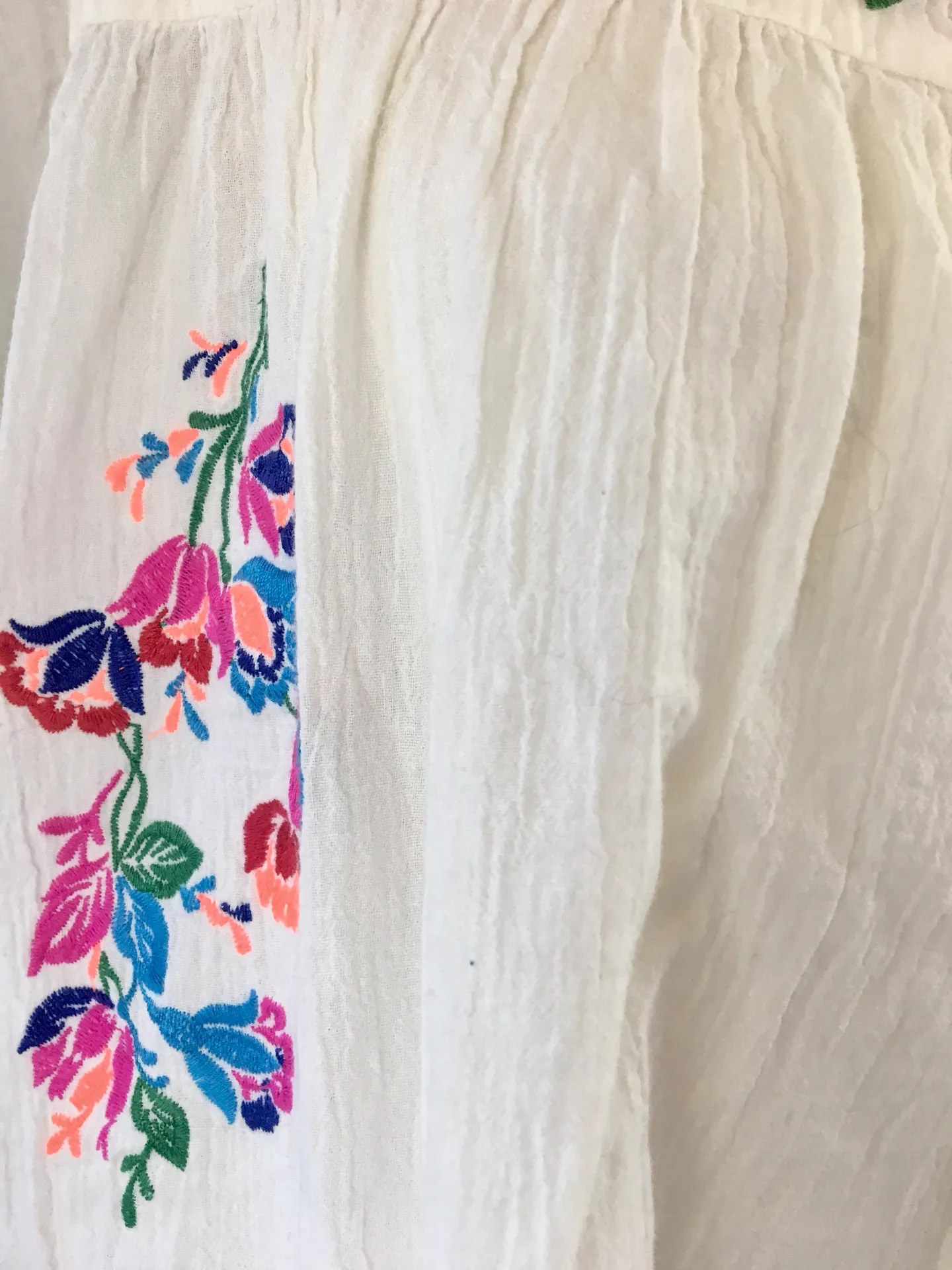 White Bright Embroidered Mexican Style Top - Image 4