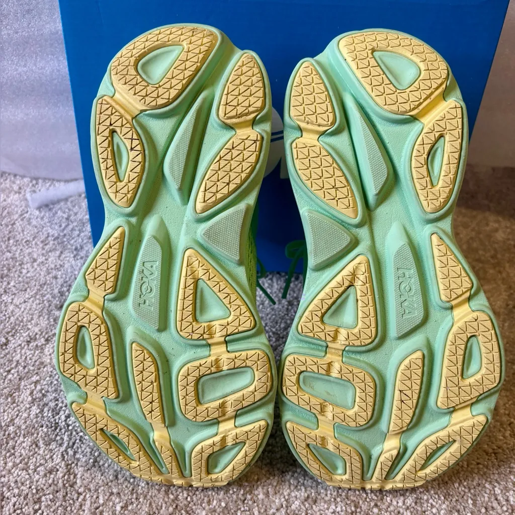 Hoka Women’s  Bondi 8. Lime Green. Size 5.5 - Image 7