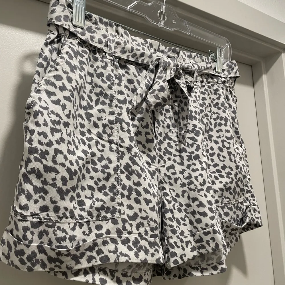 Aerie American Eagle AE White & Grey Leopard Animal Print Paper Bag Shorts - M - Image 2