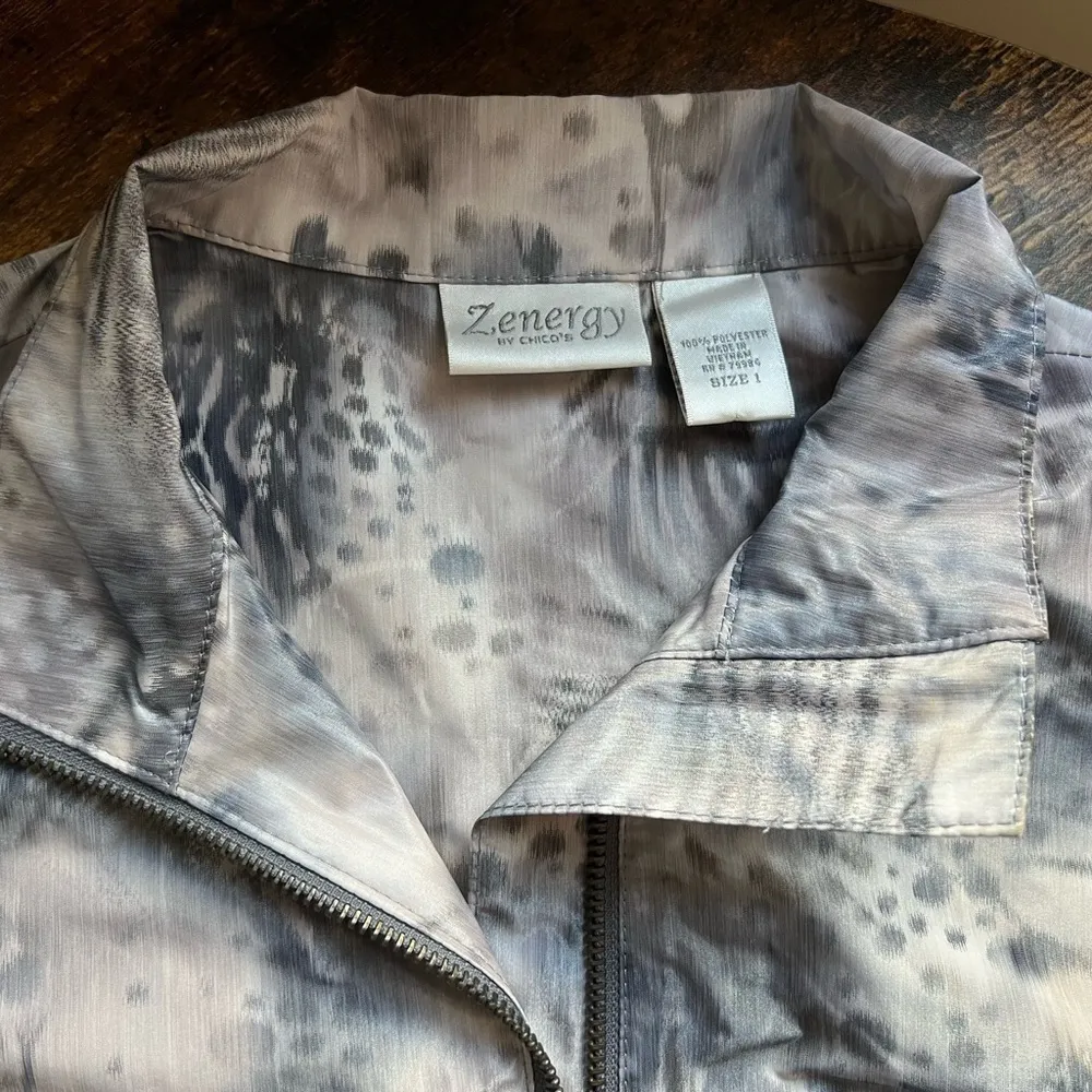 Zenergy by Chico’s woman’s lightweight jacket. Chicos size: 1, or M/8. Gray Size undefined - Image 2