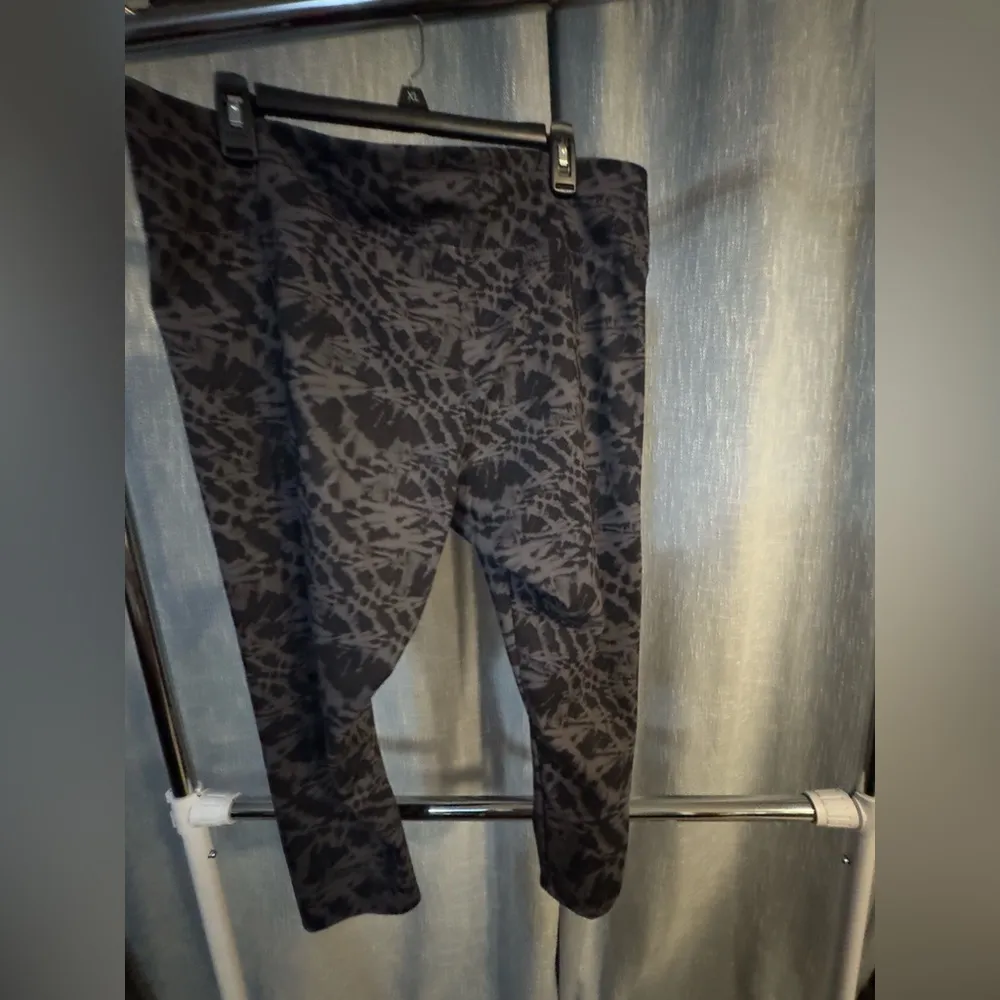 EXPRESS TIE DYE YOGA XL LEGGINGS BLACK & GRAY SUPER SOFT!! Cropped & high waist - Image 6