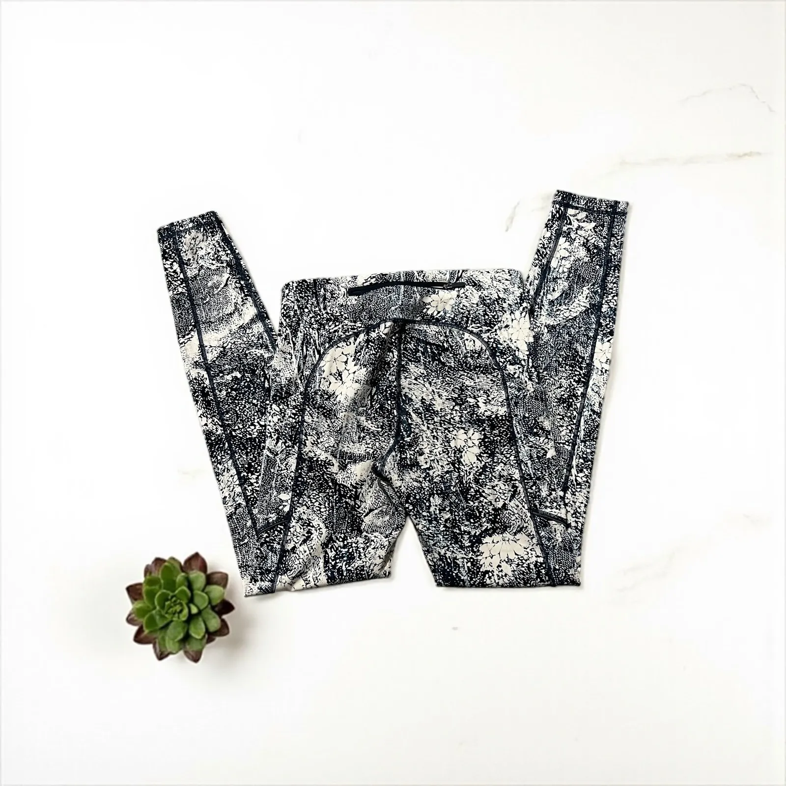 Lululemon Align Leggings Black White Print Yoga Running Workout Pants Size 4 - Image 3