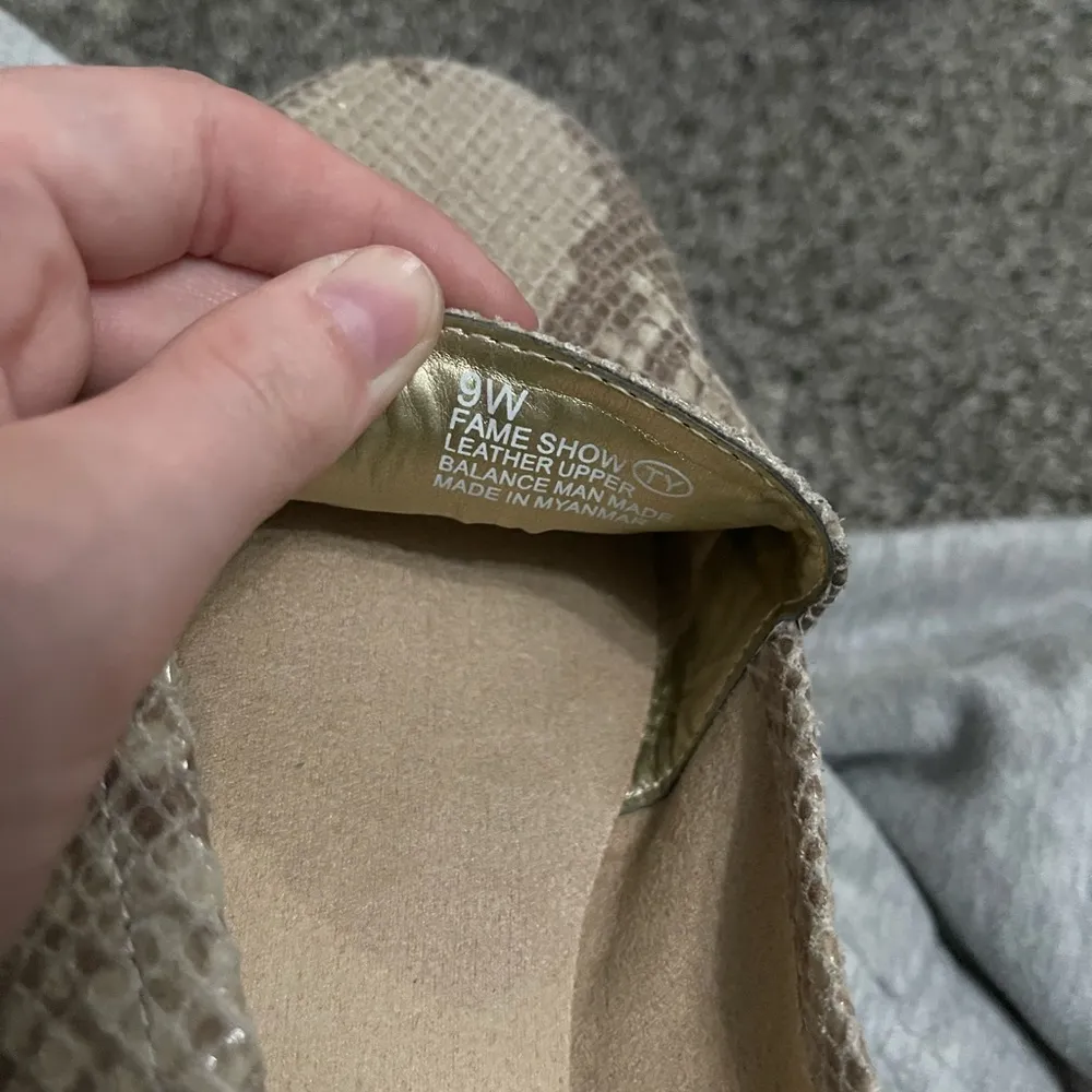 Aerosoles Beige Snake Print Slip On Flats Loafers 9W - Image 2