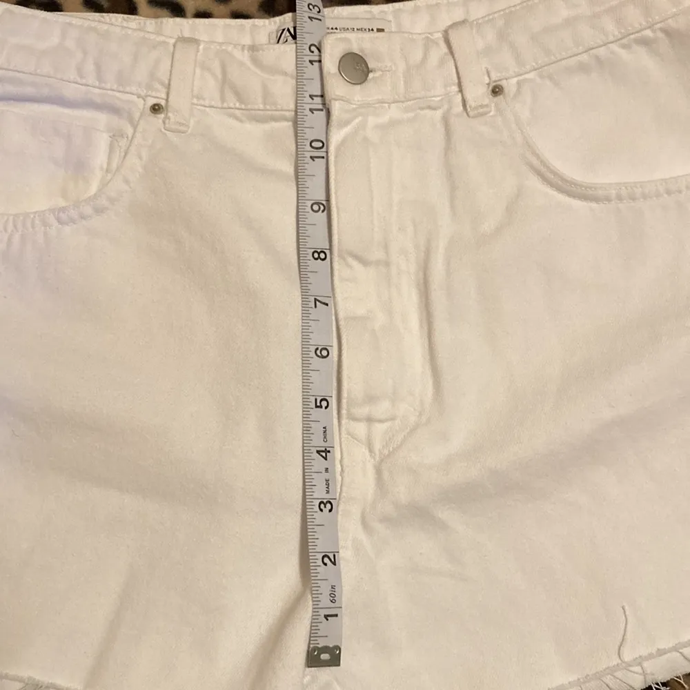 ZARA Shorts White Jean Shorts Women’s Size 12 Distressed Edging Side Slit Shorts - Image 12