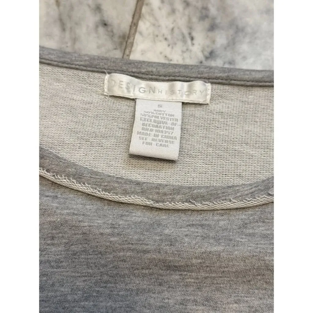 NEW Design History women's small gray shoulder cut-out top Boutique top - Image 3