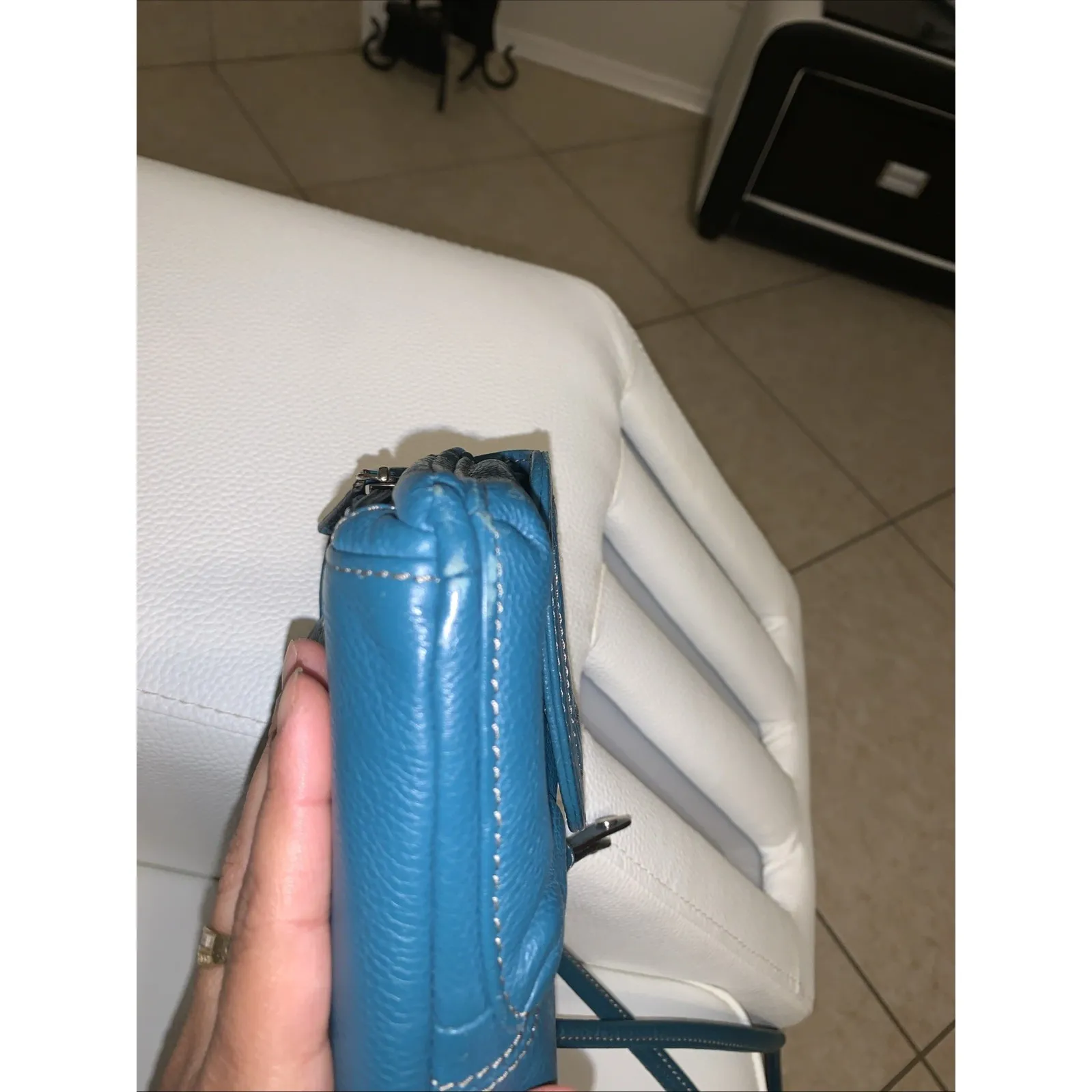 Tignanello teal pebble leather crossbody bag. - Image 5