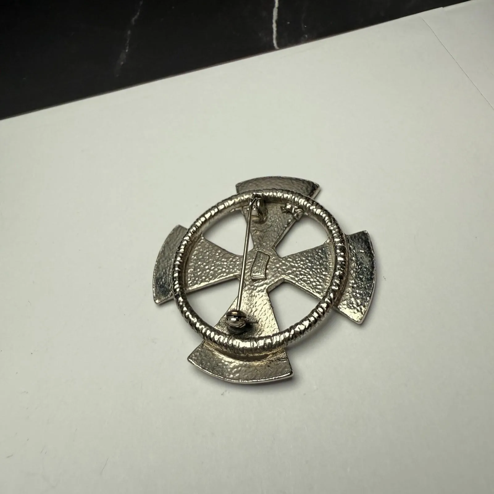 Shannon Signed Celtic Cross Brooch Pin Silver Tone / Green - Image 7