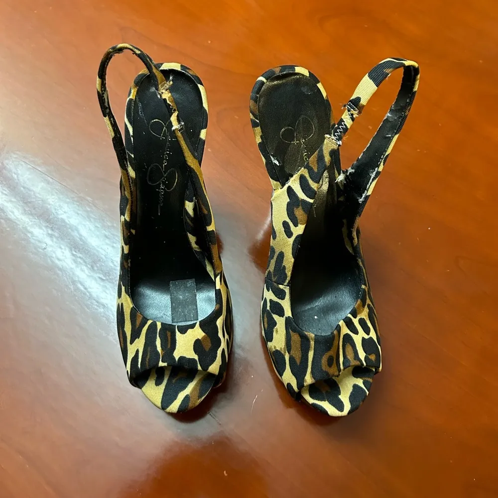 Jessica Simpson saying it all with these sexy heels! Size 8B. Preowned animal - Image 4
