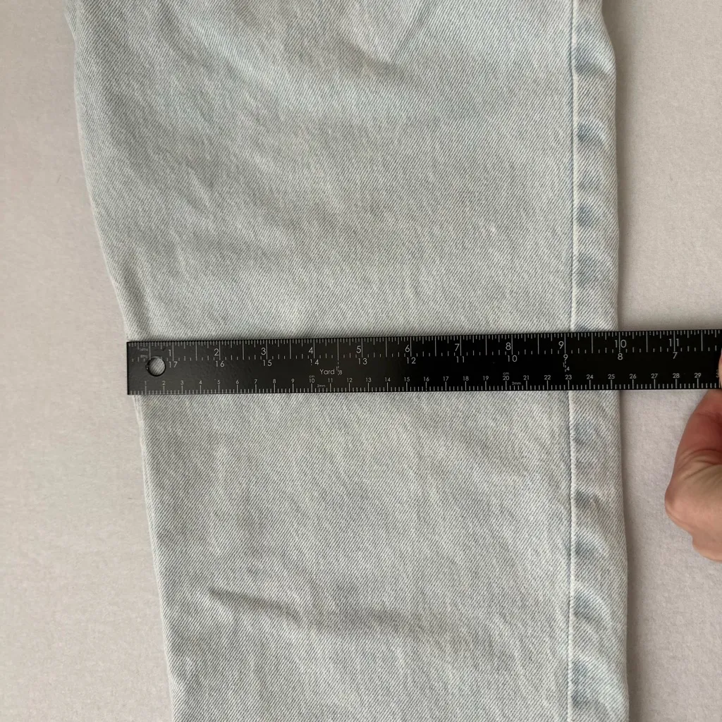 Levi’s Women's Mid Rise Cotton ‘94 Baggy Jeans Light Wash 26x31 - Image 10