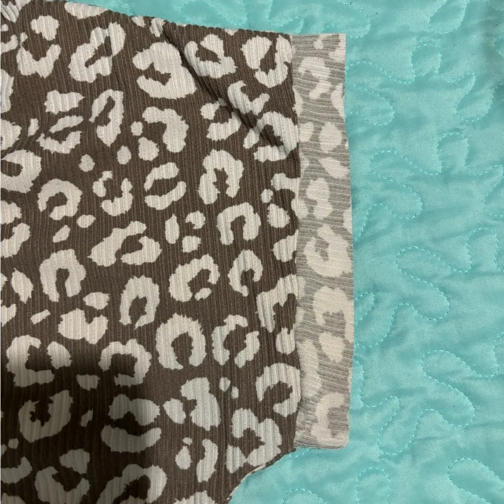 Jodifl Brown and white animal print top, size large - Image 3