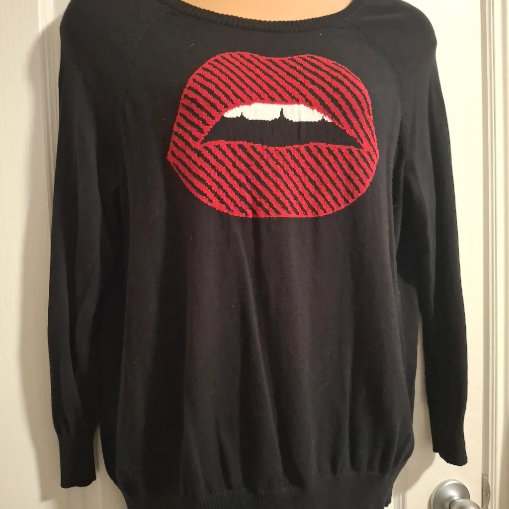 Torrid Sz 1 Black Sweater with Red Lips Design - Image 4