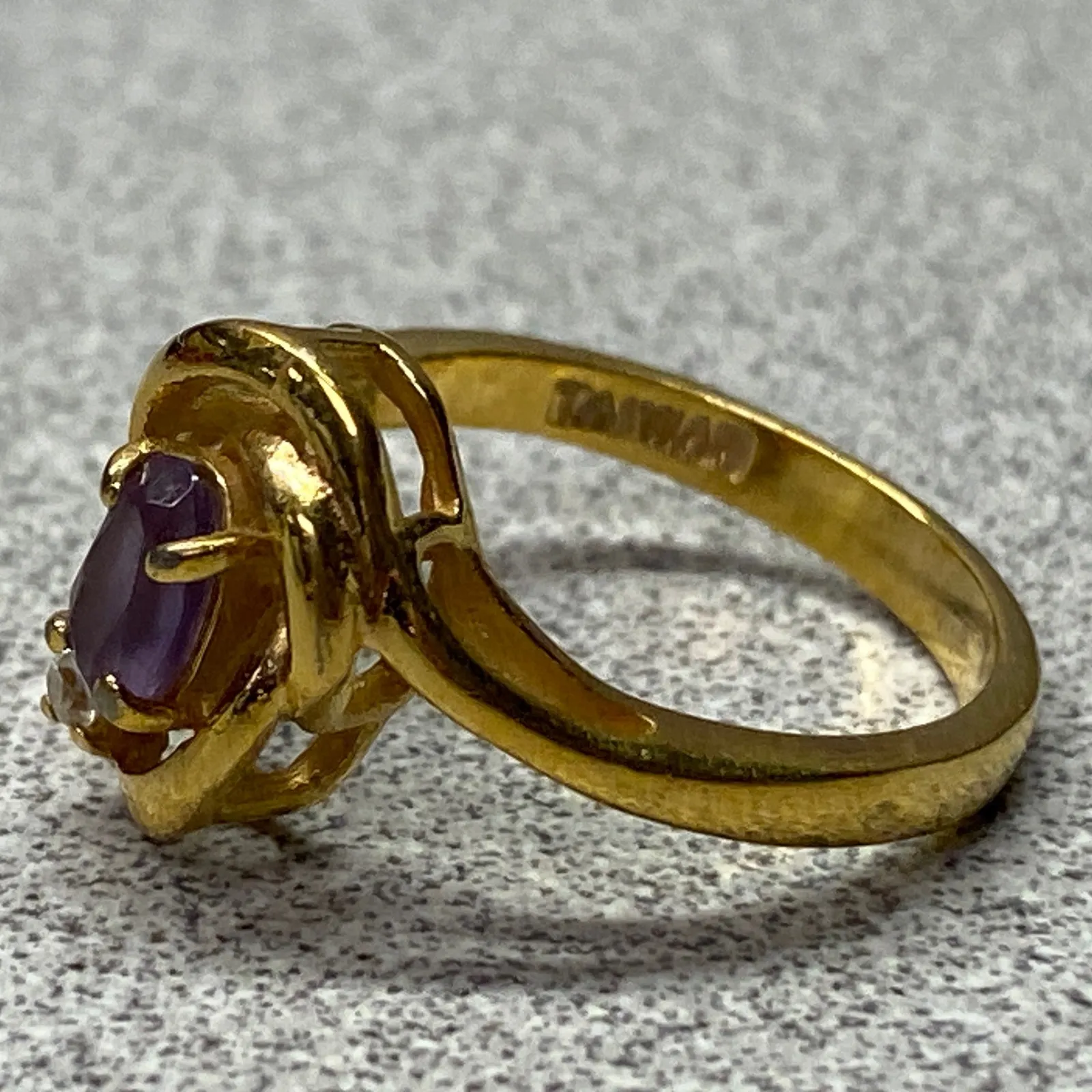 Vintage Gold Tone Taiwan Stamped Oval Amethyst CZ Swirl Fashion Ring Size 5.75 Purple - Image 9