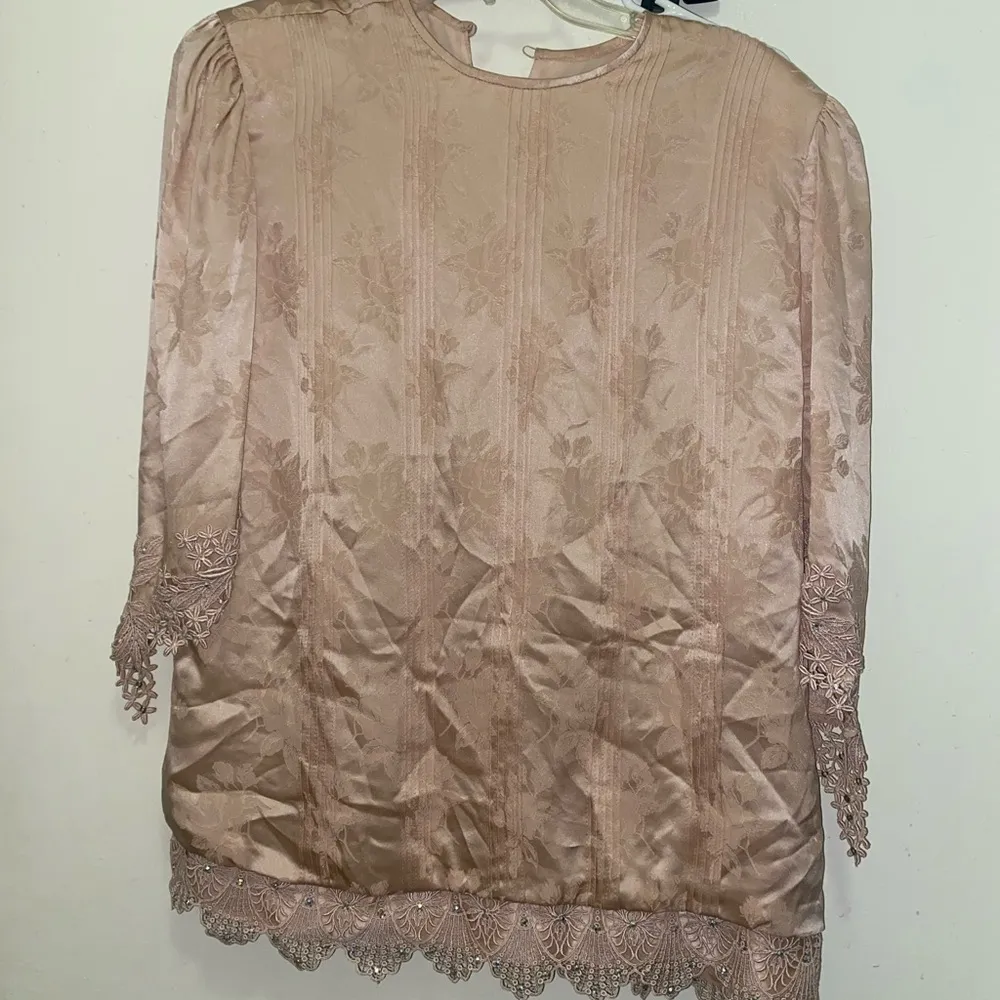 Rina di Montella Silk Women’s Blouse Size XL Rose Gold Floral Print Jeweled Pink - Image 7