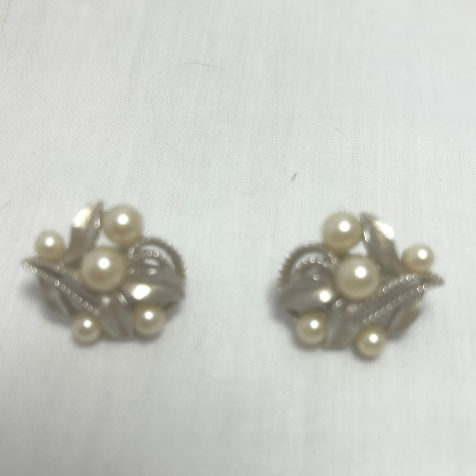 Vtg Trifari Clip On‎ Earrings Faux Pearl Cluster Silver Tone Mid Century Signed - Image 2