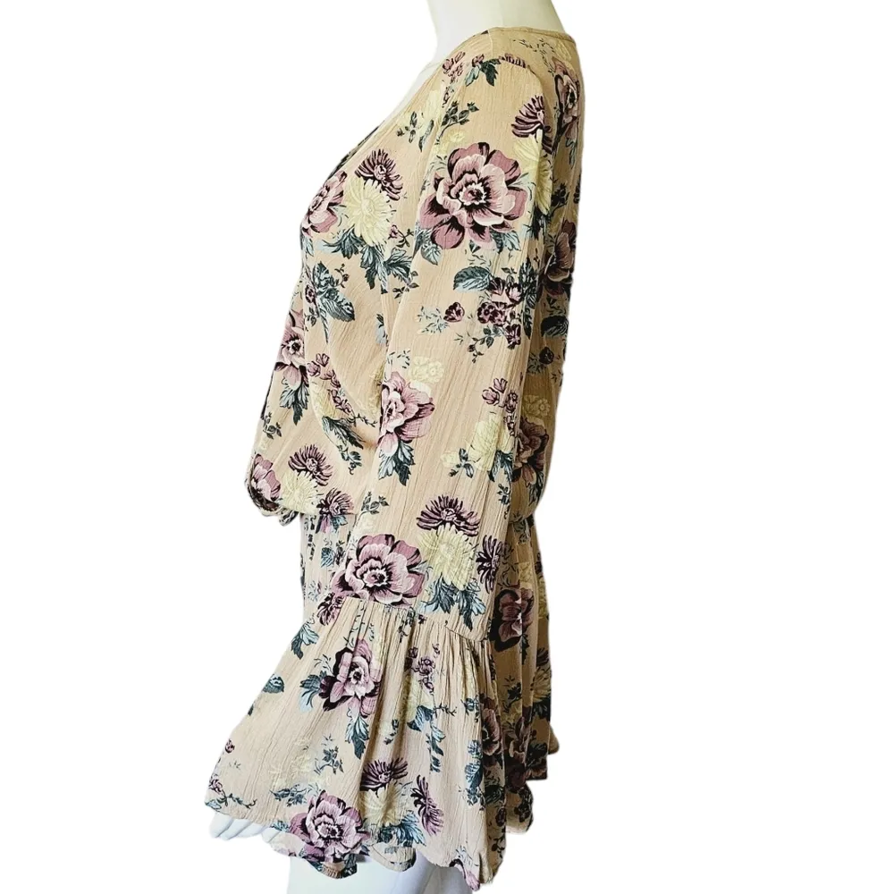 American Eagle Blush Floral Surplice Bell Sleeve Belted Romper Size Medium - Image 3