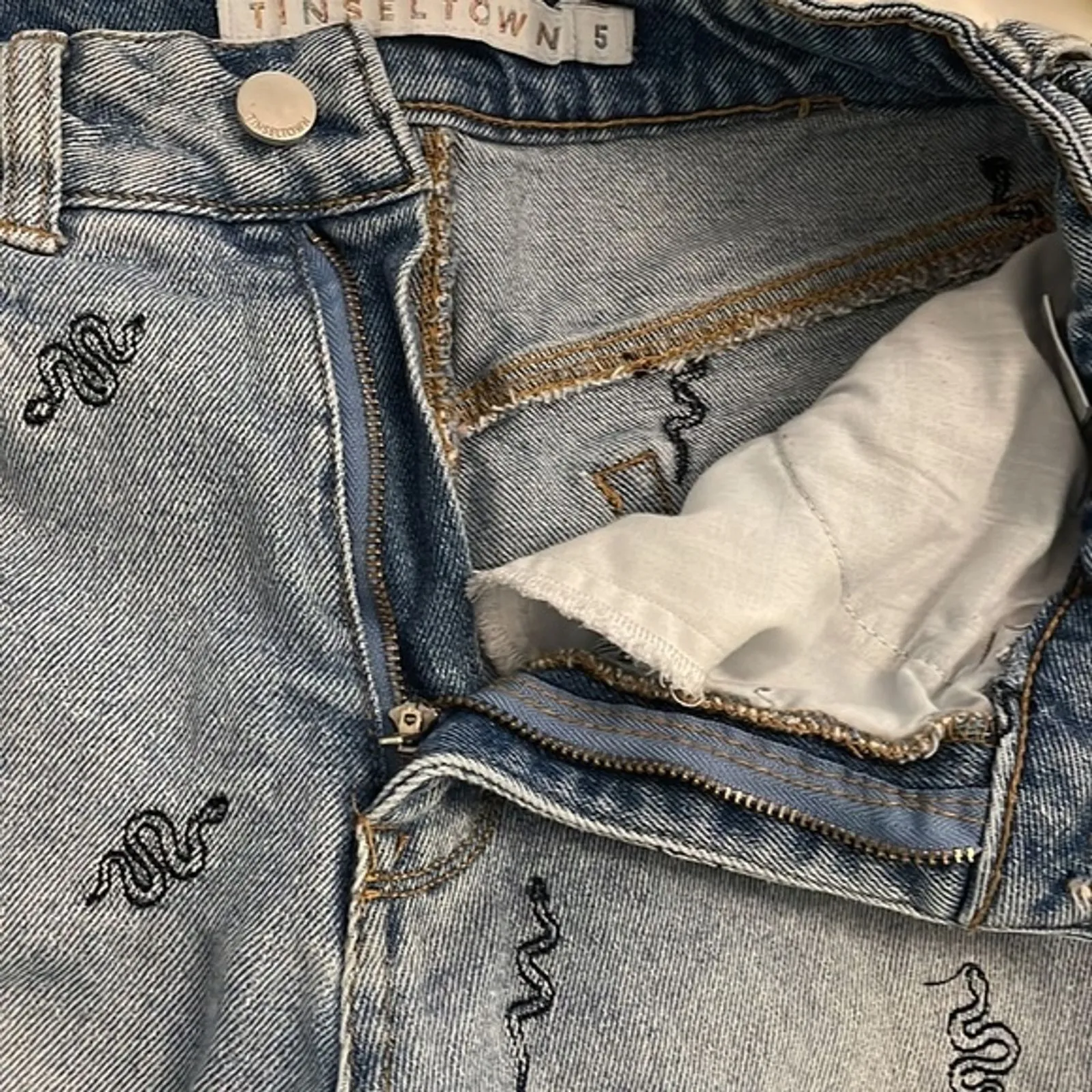 Tinseltown Blue Jeans Junior Size 5 Straight Leg Denim Snakes Light Wash Raw Hem - Image 5