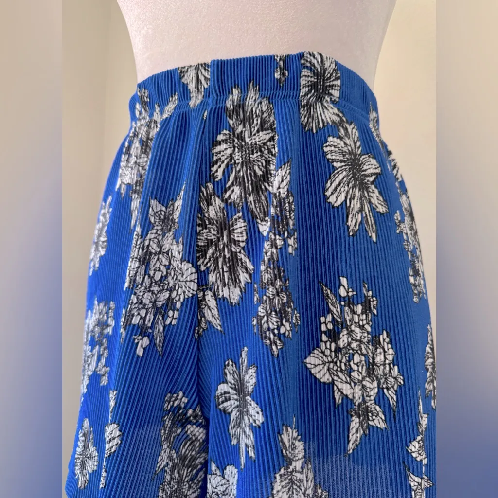 No Boundaries Royal Blue, Black & White Floral Print Accordion Pleat Shorts - Image 4