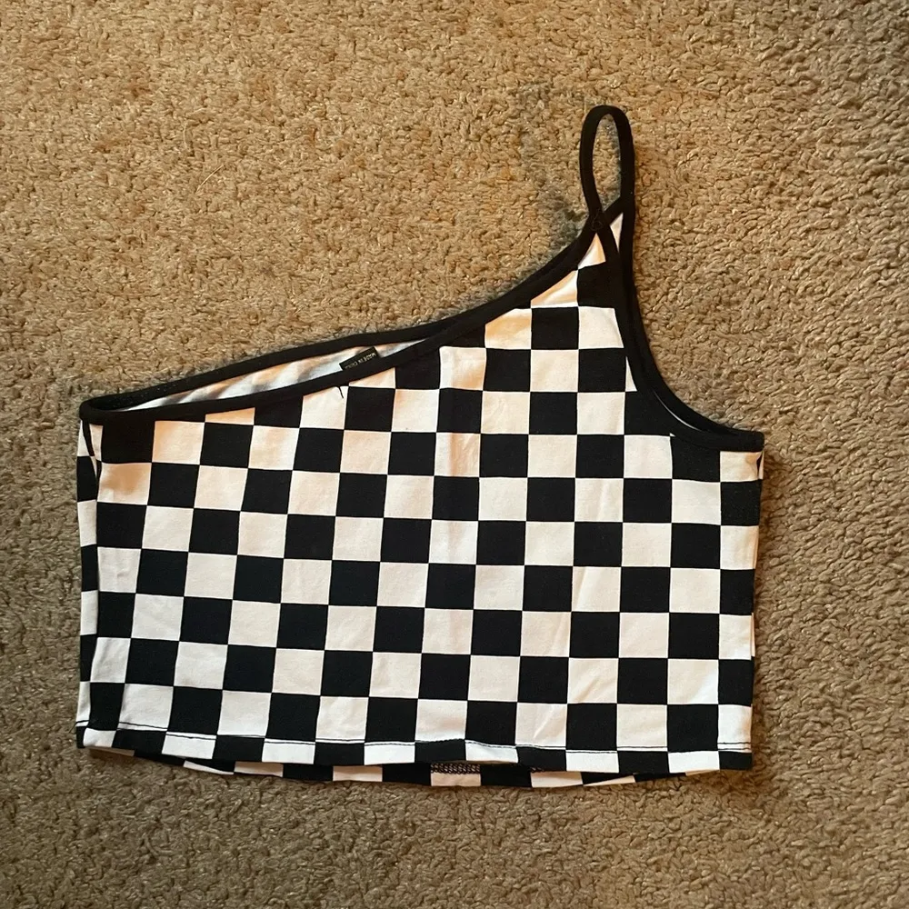 Forever 21  black and white checkered one shoulder cropped tank top size medium - Image 2