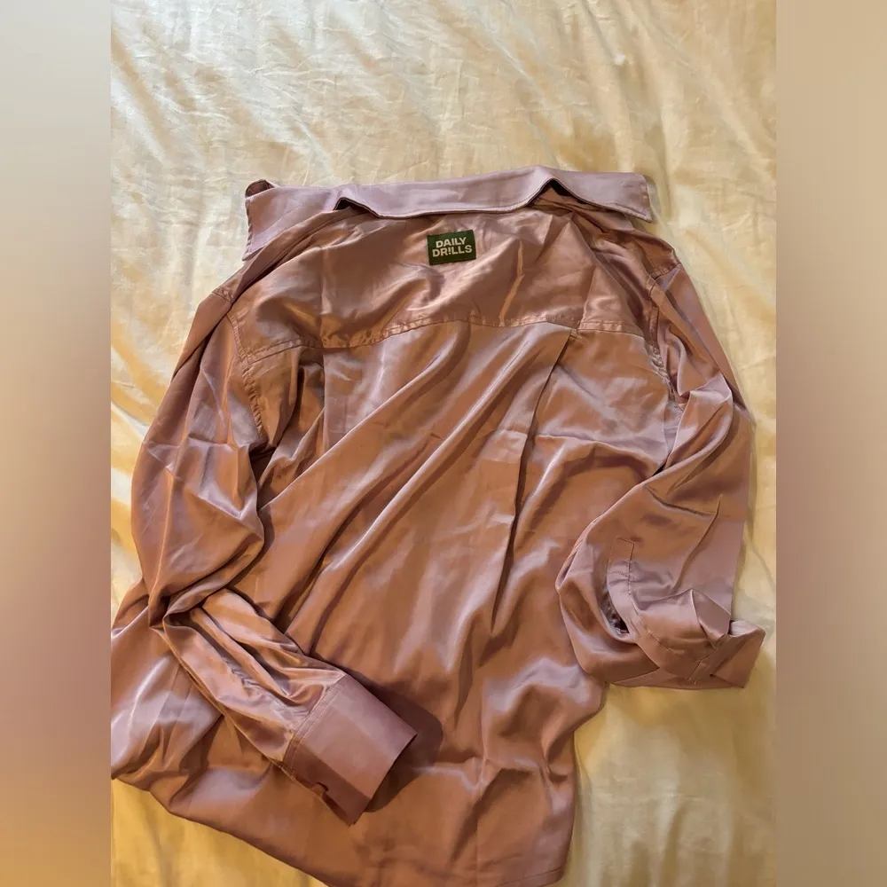 NWT Daily Drills Silky Button Down Purple M/L - Image 4
