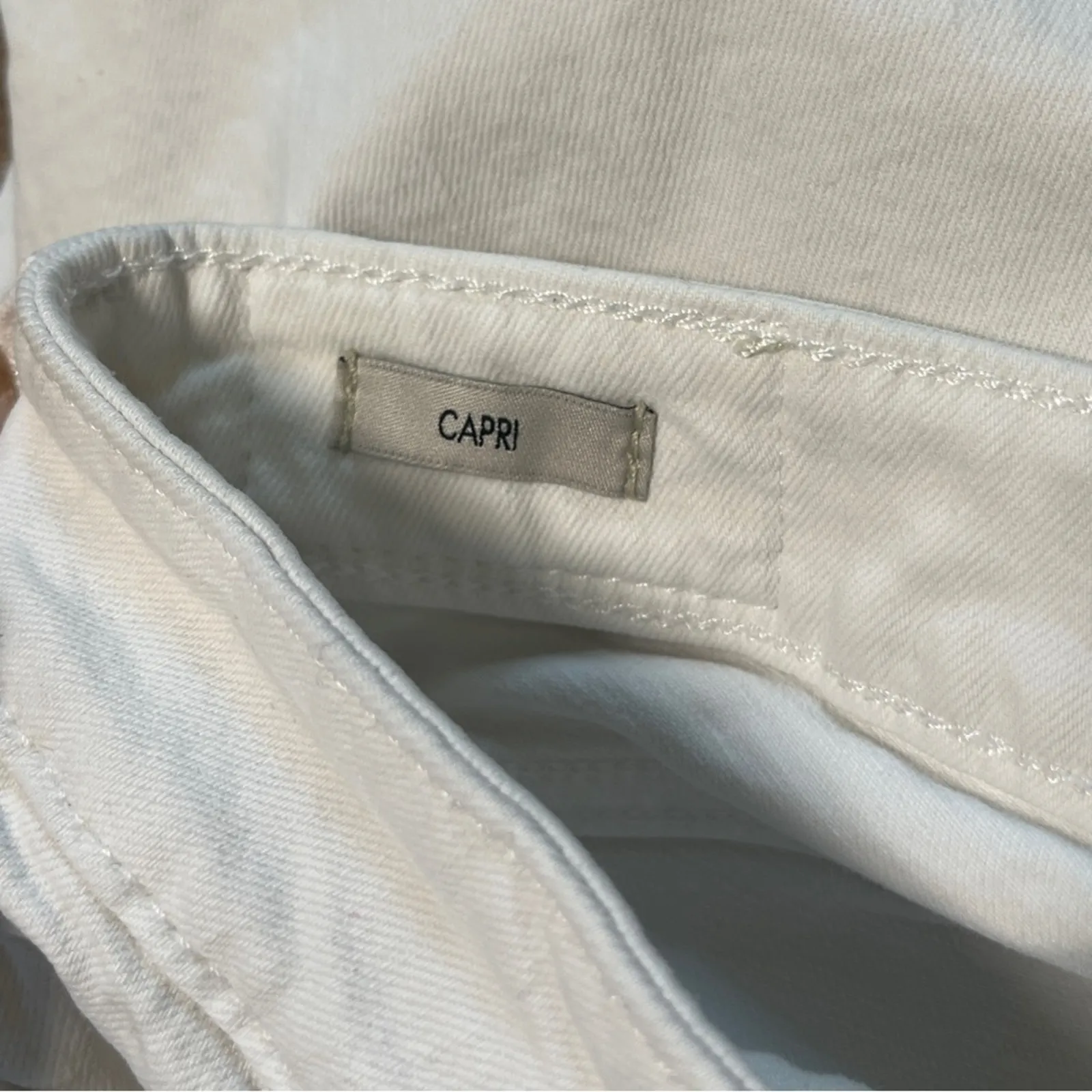 Calvin Klein White Capri Jeans Womens Size 8 Raw Hem Distressed Frayed Cropped - Image 8