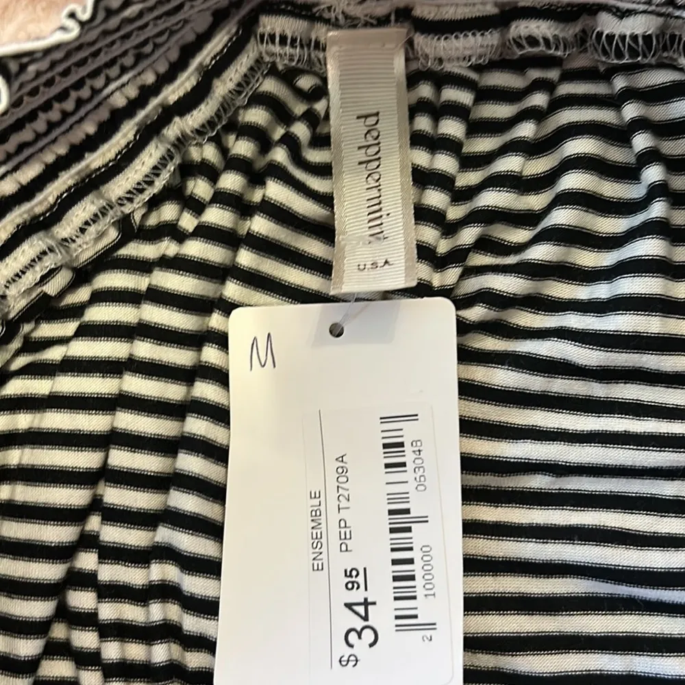 New with tags size M blouse - Image 6