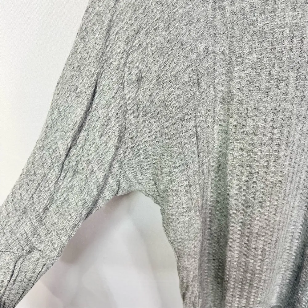 Chaser Light Gray Waffle Knit Cold Shoulder Long Sleeve Top M - Image 4