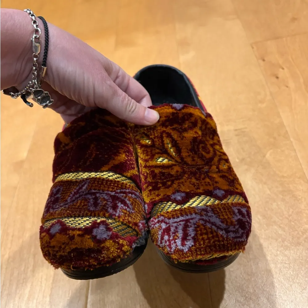 Women’s clogs shoes brown tapestry sz 37 or 6 like new - Image 4