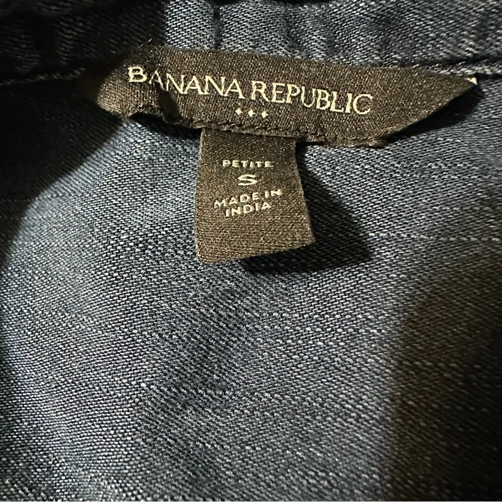 Banana Republic woman's size petite small denim button down sleeveless shirt - Image 3