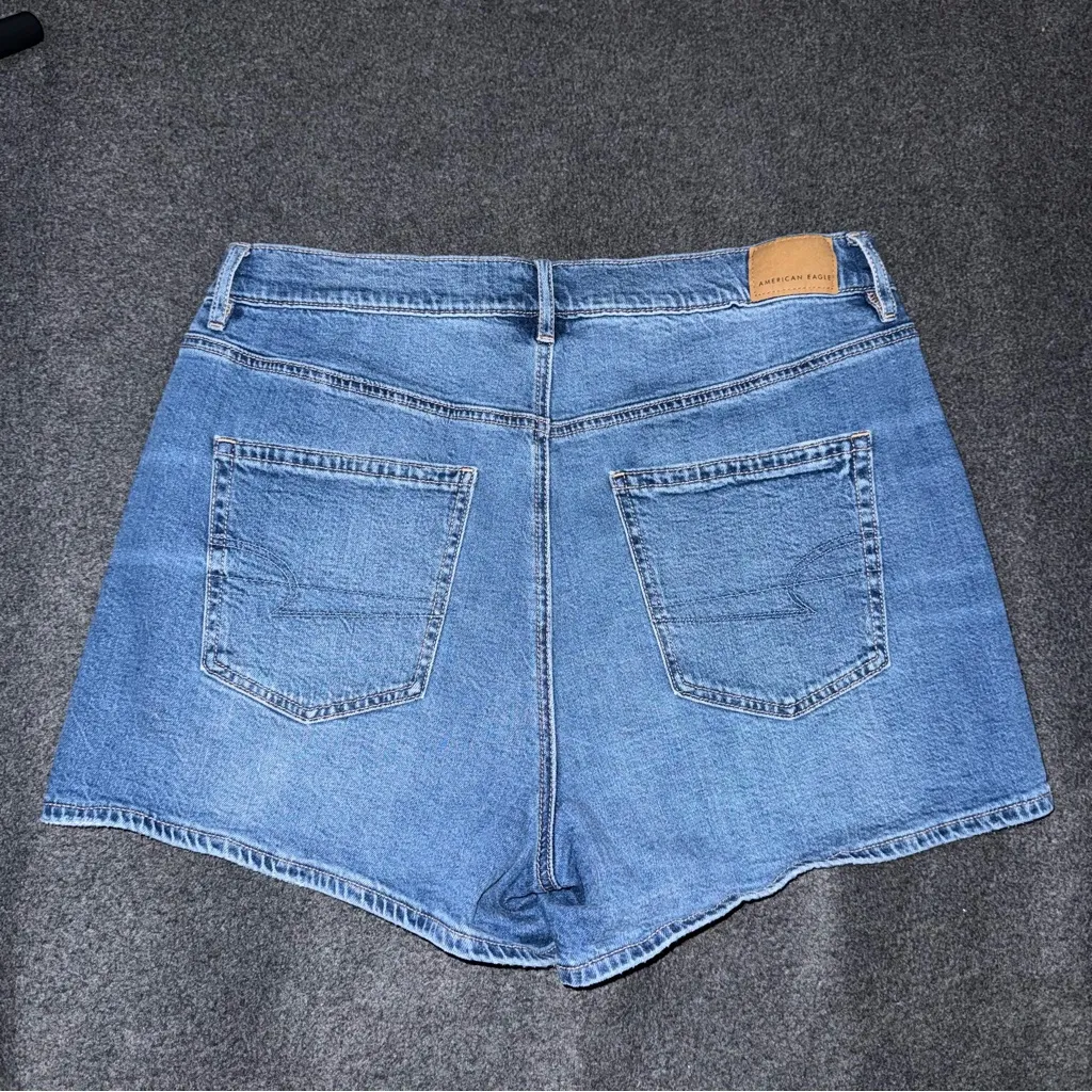 American Eagle Strigid Super High Waisted Relaxed Denim Shorts Sz 10 Medium Wash - Image 3