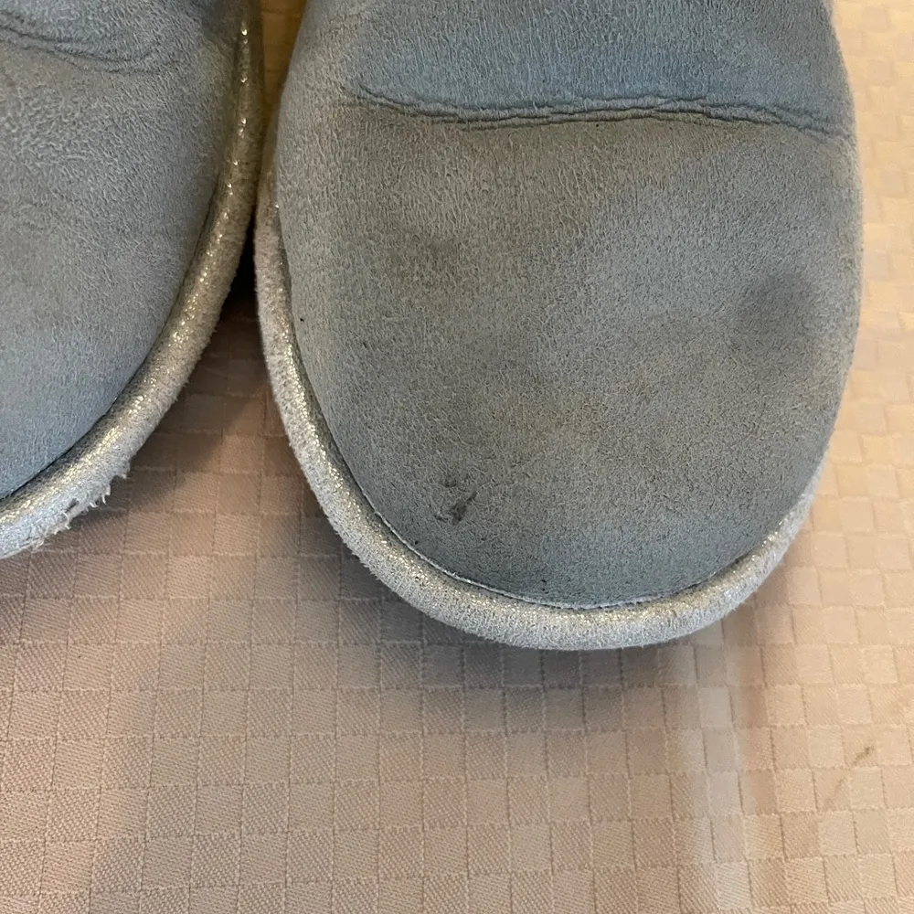 Uggs button star gray & silver fur lined suede boots. Size 5. - Image 10