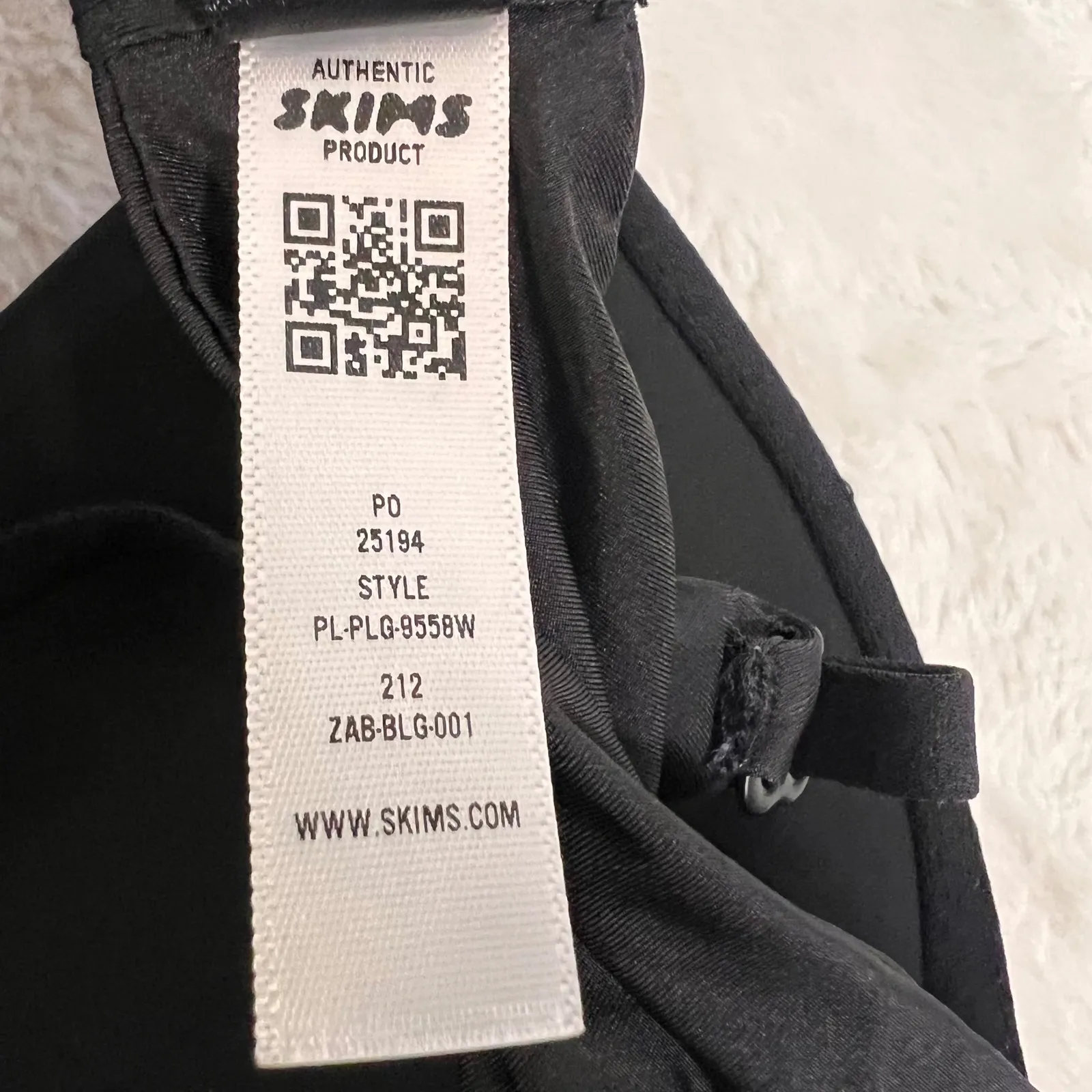 SKIMS Plunge Bra Black Size 34C Deep V Neck Wirefree Push Up Seamless NWOT - Image 8