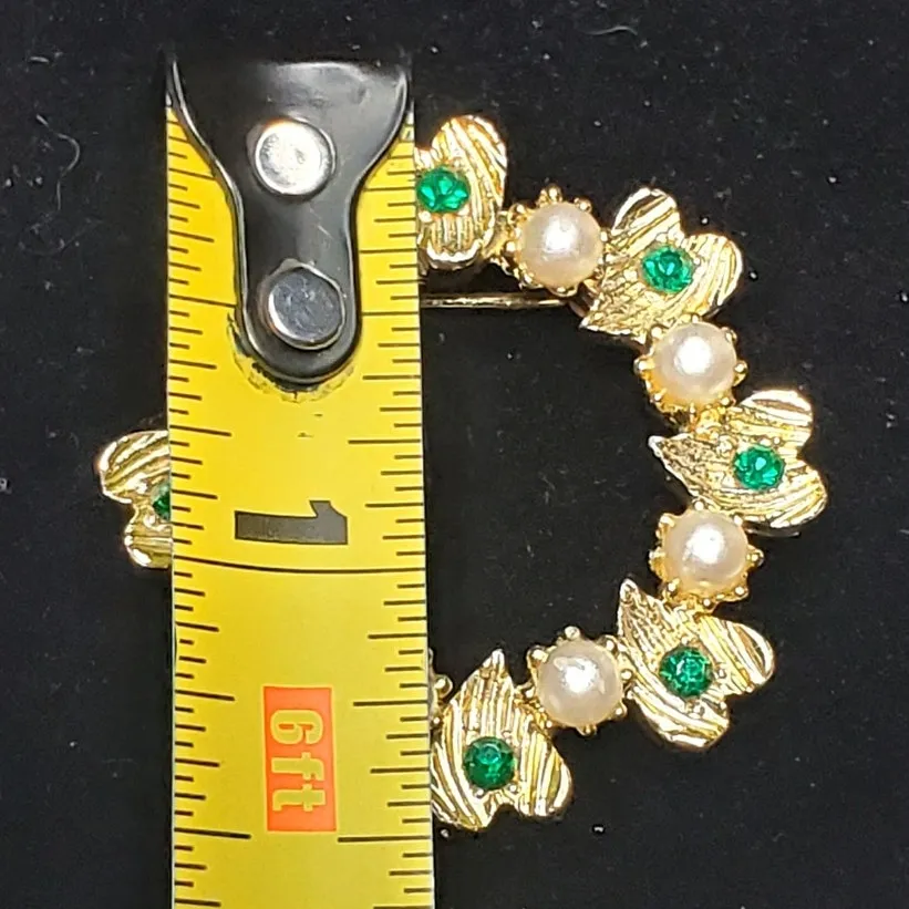Heart Circle Green Rhinestone Faux Pearl Brooch Gold Tone Unsigned 1.5" Vtg - Image 4
