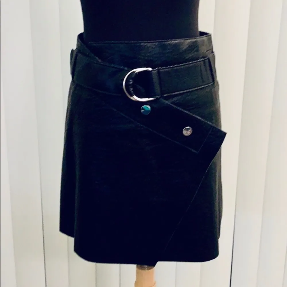 ZARA WOMAN ASYMMETRIC FAUX LEATHER MINI SKIRT. - Image 2