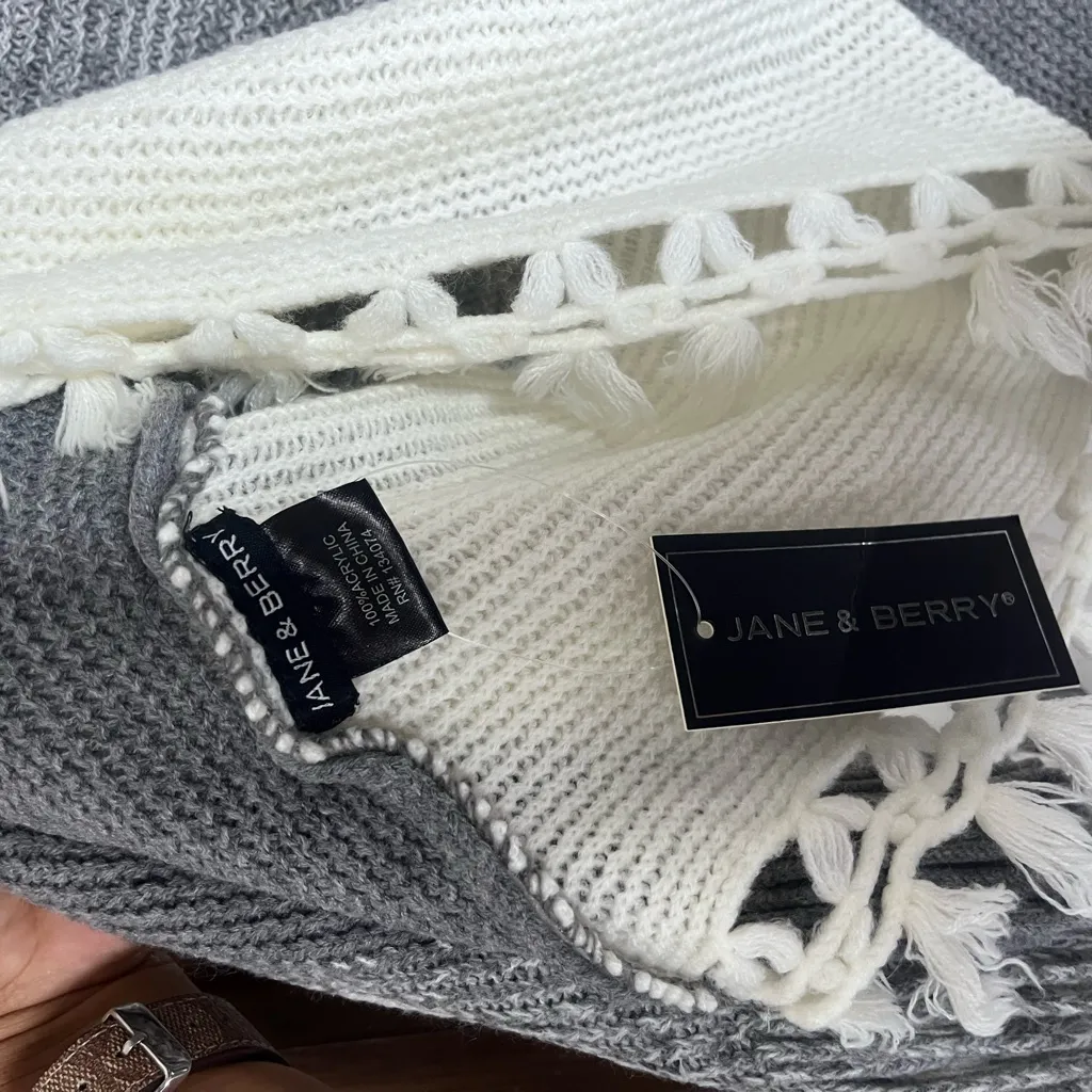 Chic Gray and White Women's Poncho with Fringe Size one size - Image 7