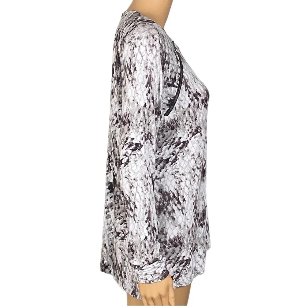 CALVIN KLEIN JEANS white and grey, snakeskin design, jersey t-shirt. Medium. EUC - Image 4