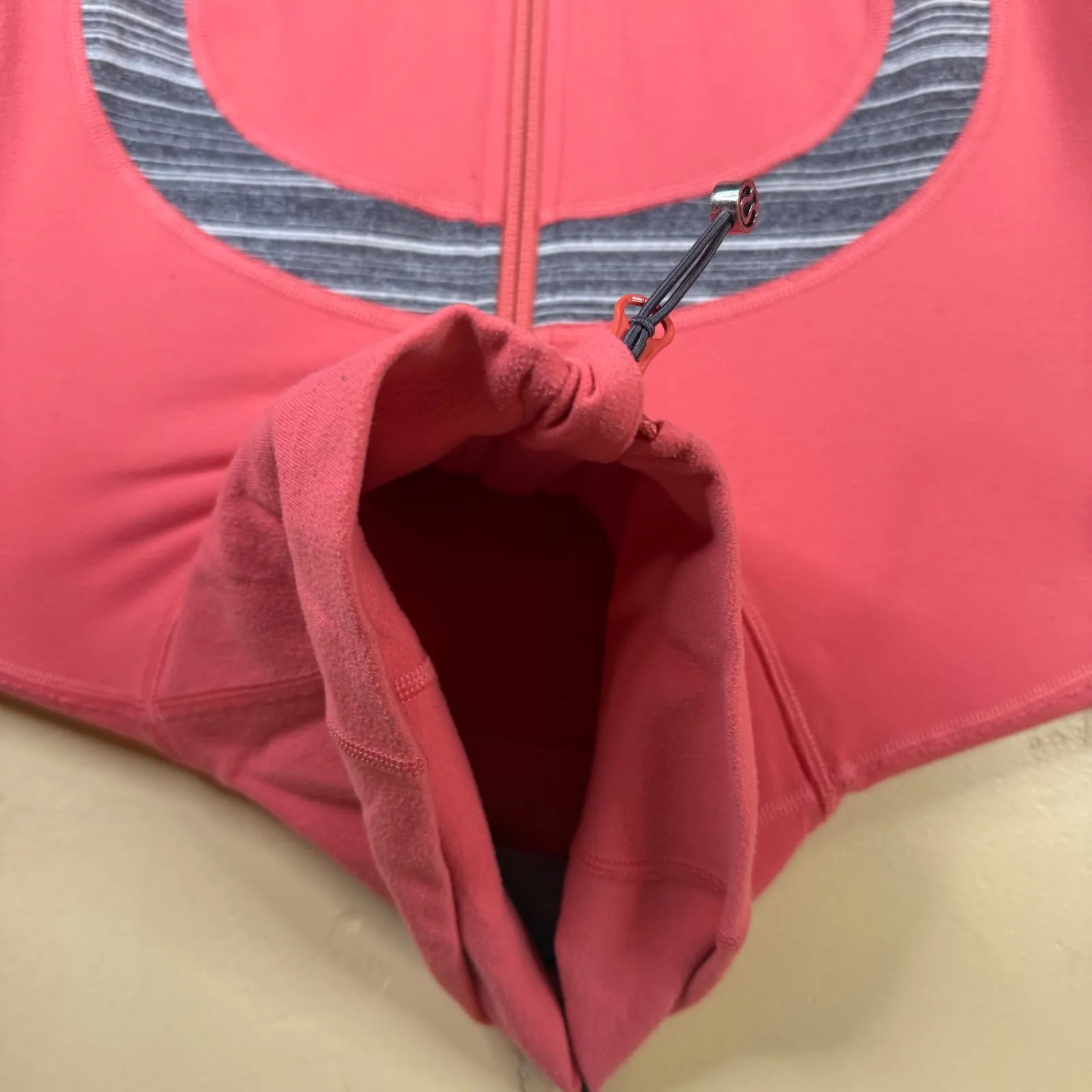 Lululemon In Stride Jacket Size 8 Coral Coal Strata Stripe Thumbholes Activewear - Image 5