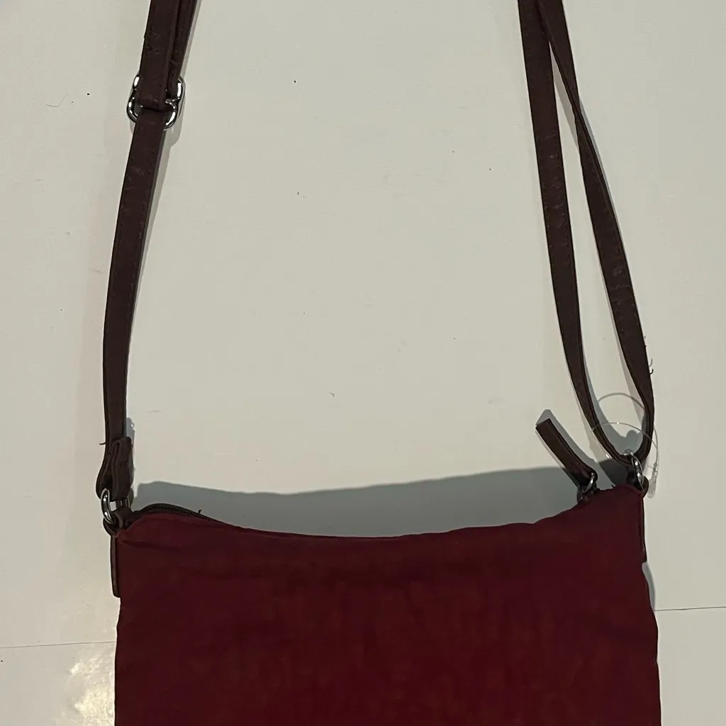 Stylish Red and Brown Crossbody Bag with Adjustable Strap - Image 2