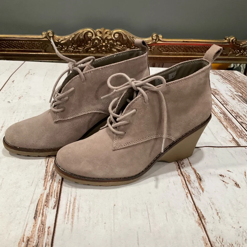 NWOT SONOMA LEATHER WEDGE ANKLE BOOTIES - Image 7