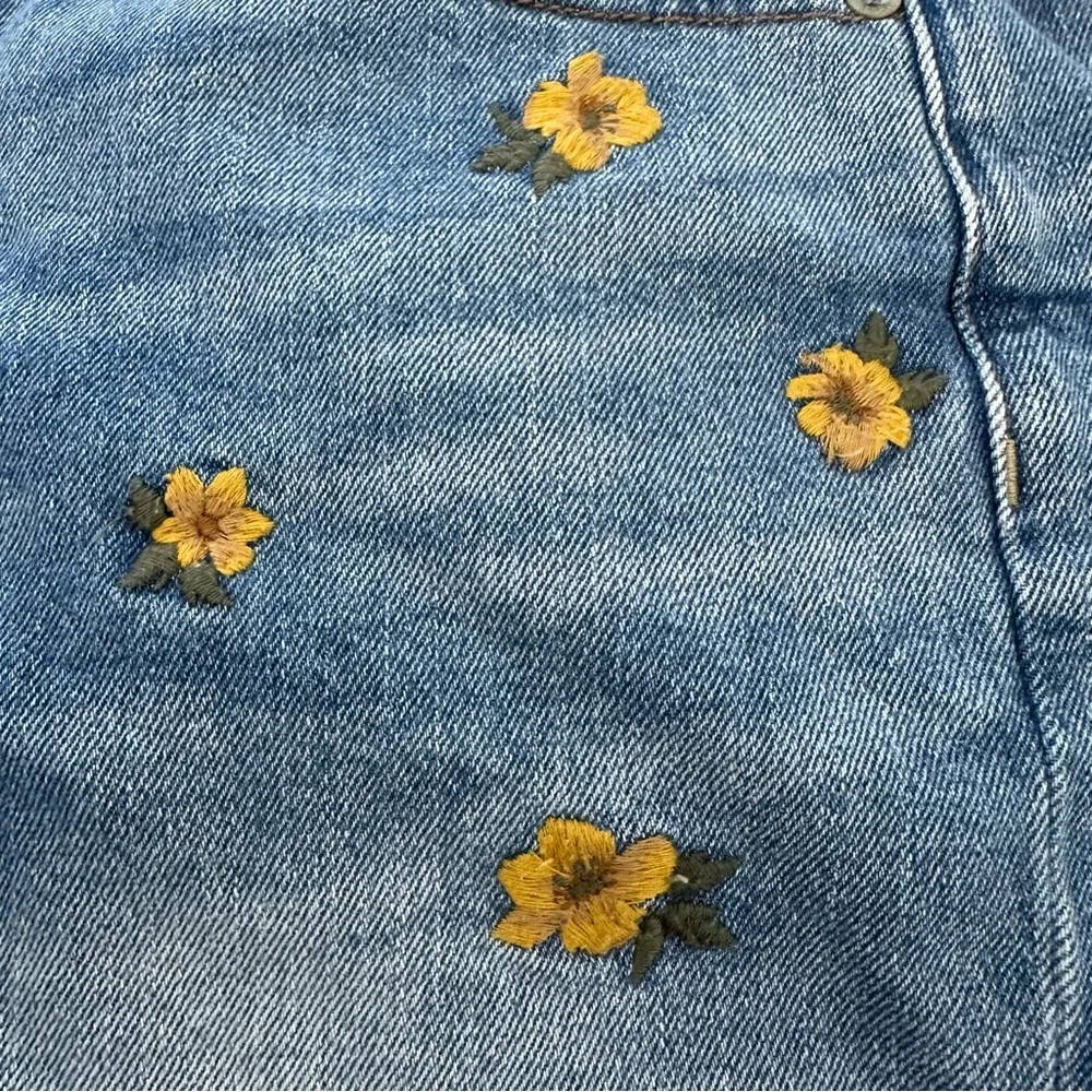 American Eagle Daisy Print Raw Hem Denim Shorts Size 6 - Image 6