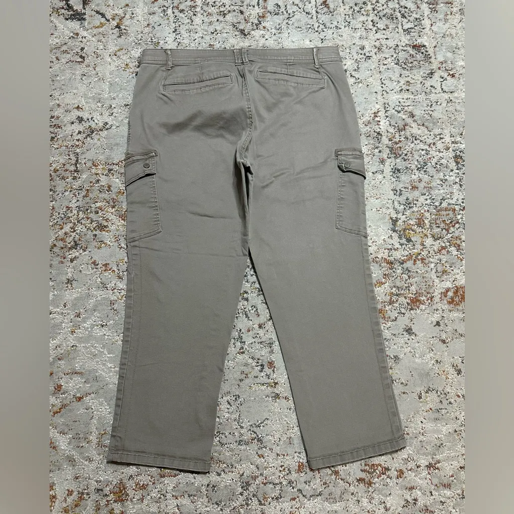 DEMOCRACY cropped cargo khaki pants size 14 stretchy - Image 10