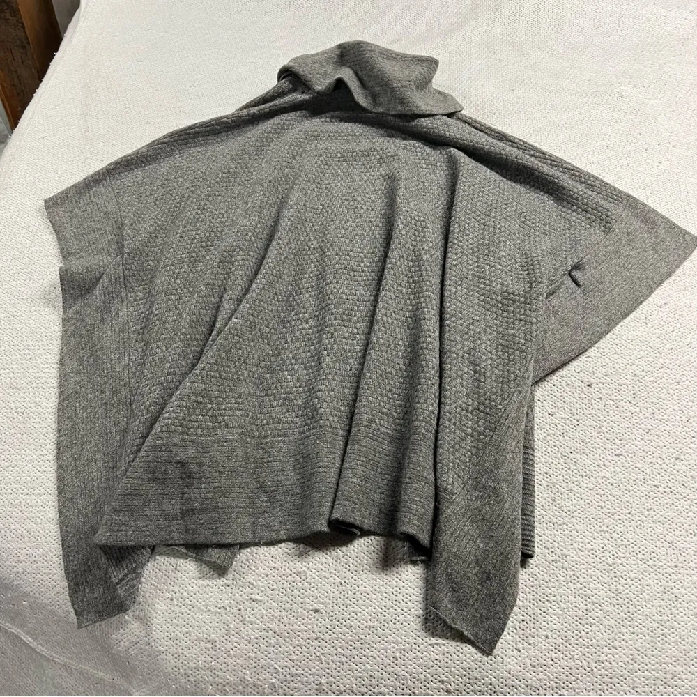 St. Tropez West Grey 100% 2-Ply Cashmere Poncho Sweater Size Medium/Large EUC - Image 8