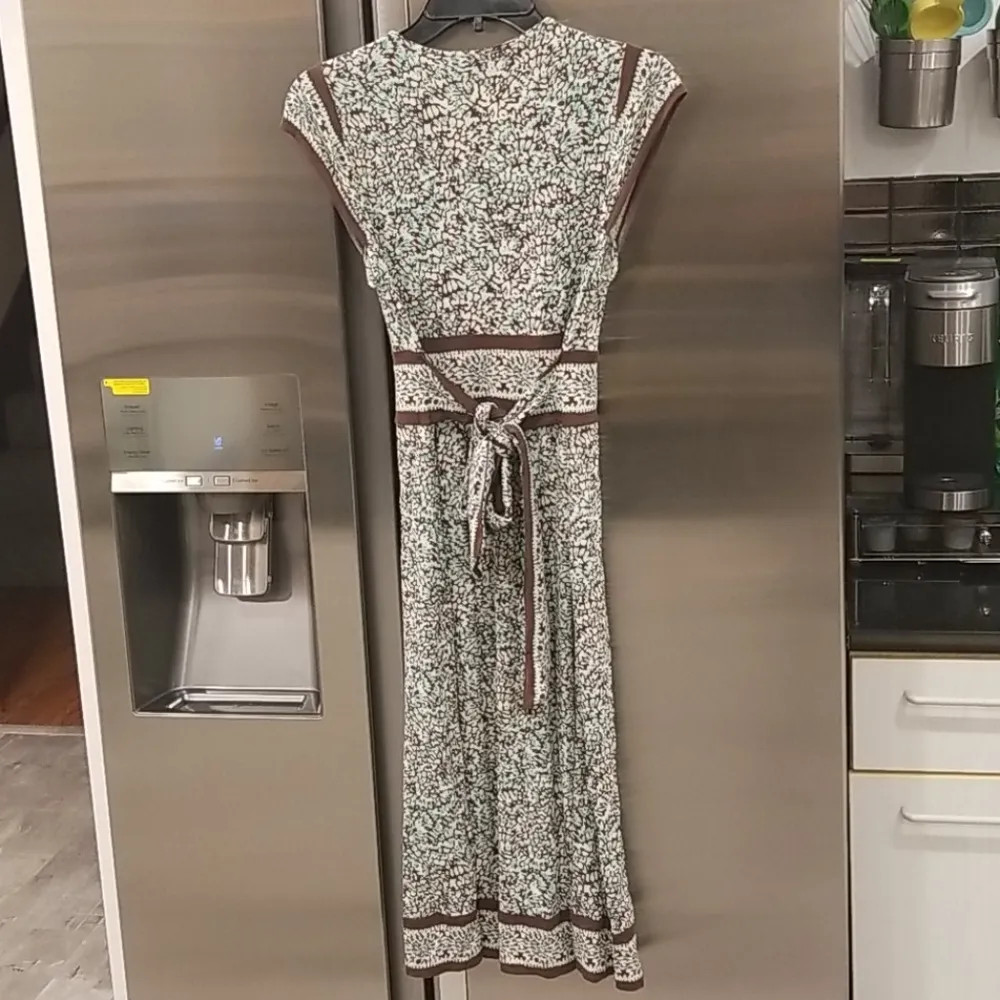 💕BCBGMAXAZRIA💕 Vneck Pattern Dress - Image 2