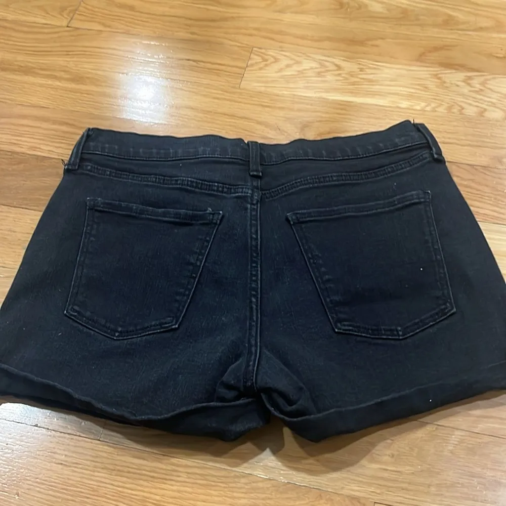 Old navy women’s black mid rise jean shorts size 6 . - Image 7