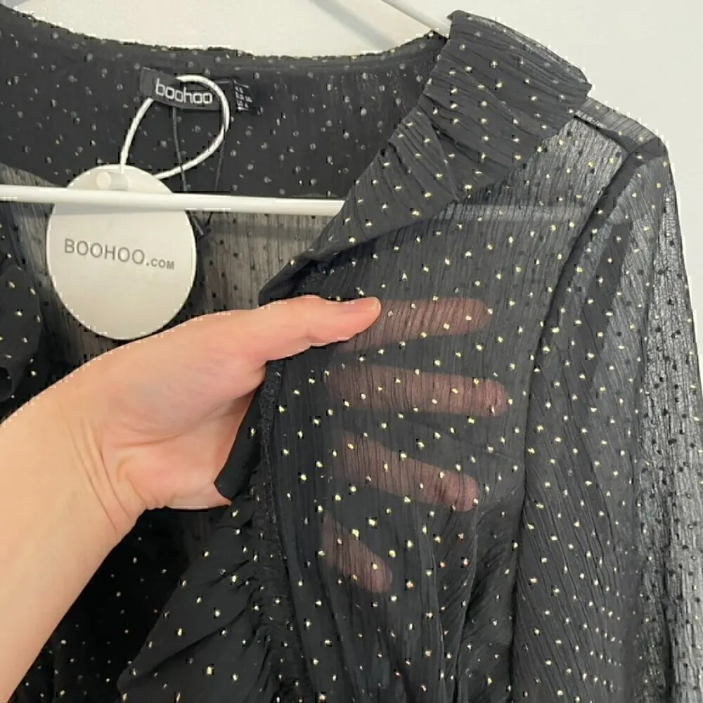NEW NWT BOOHOO Spot Ruffle Plunge Blouse Black Gold Tie Long Flare Sleeve Sheer - Image 8
