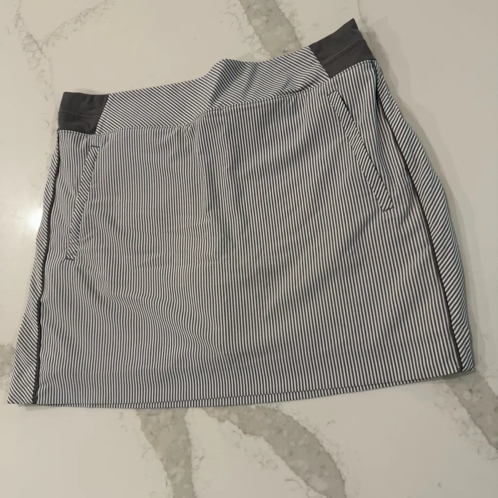 Athleta Brooklyn Textured Athletic Skort Women’s 14 Gray/White Striped Pockets - Image 2