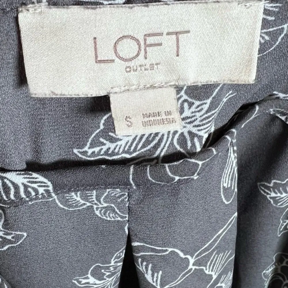 gray and white floral print Henley top size small - Image 6