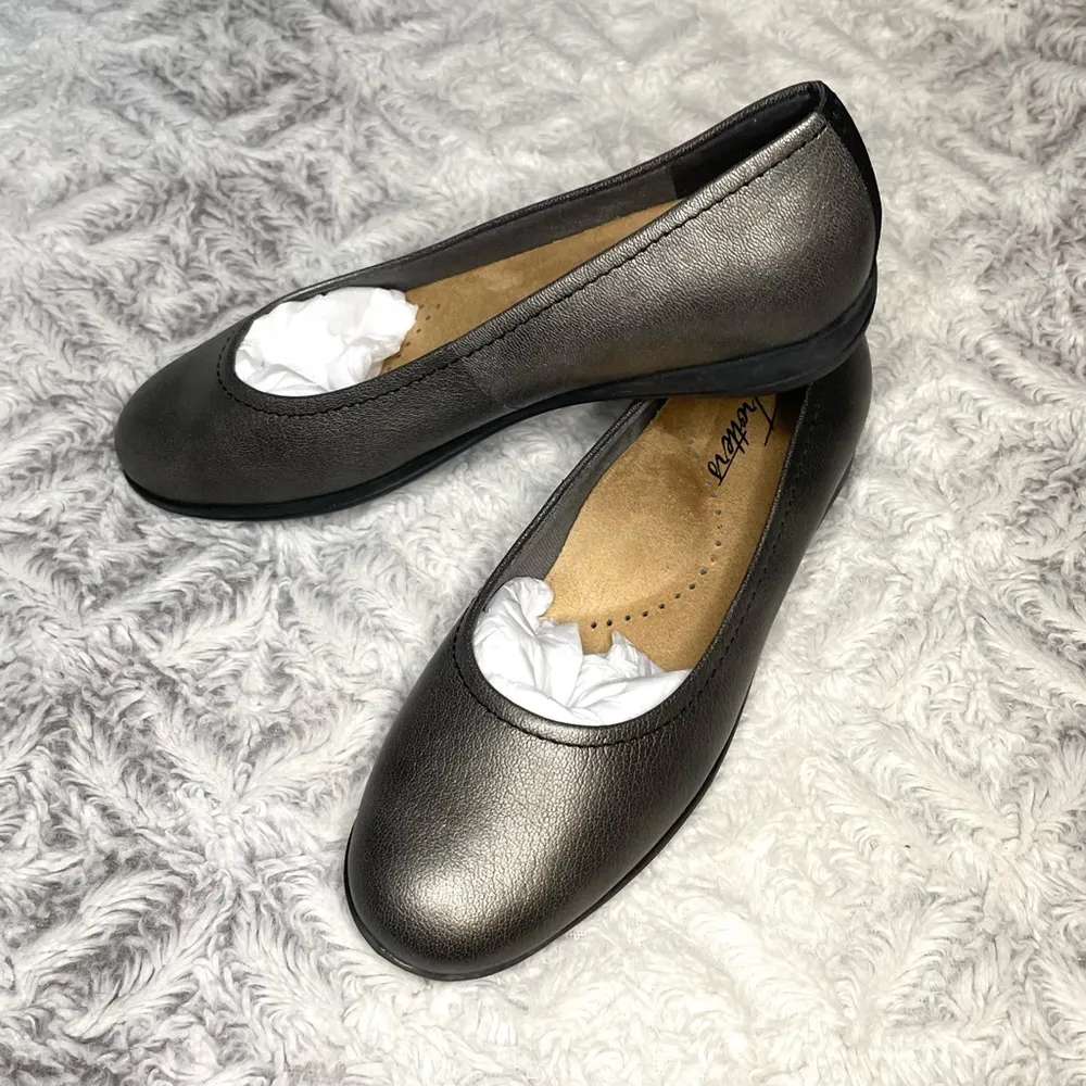 Trotters Women's Darcey Metallic Ballet Flat in Pewter Gray Size 6.5 - Image 4