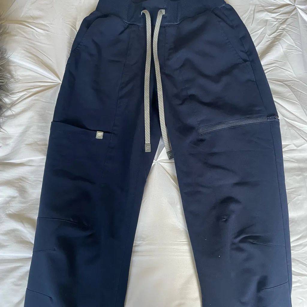 Fabletics scrub bottom joggers - Image 4